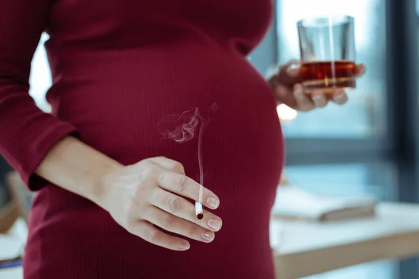 Gros plan de la femme enceinte qui fume — Photo