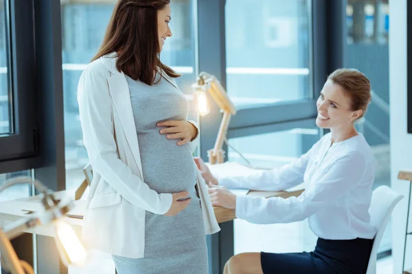 Beautiful office worker expecting baby — Stock Photo, Image
