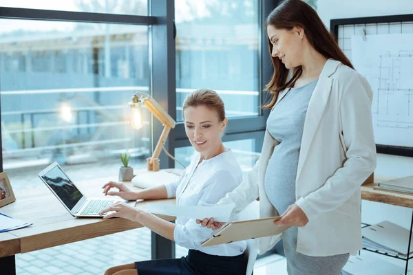 Embarazo atento demostrando sus documentos — Foto de Stock