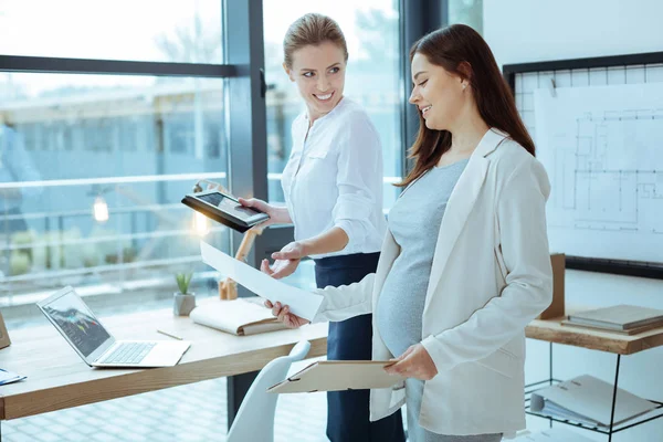 Vackra brunett stående i semi position — Stockfoto