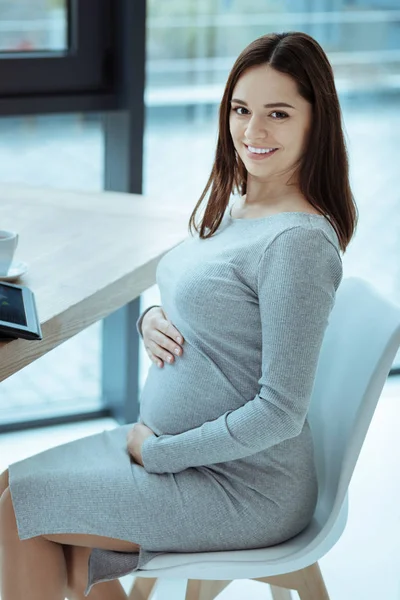 Pretty office worker having pause — Stock Photo, Image