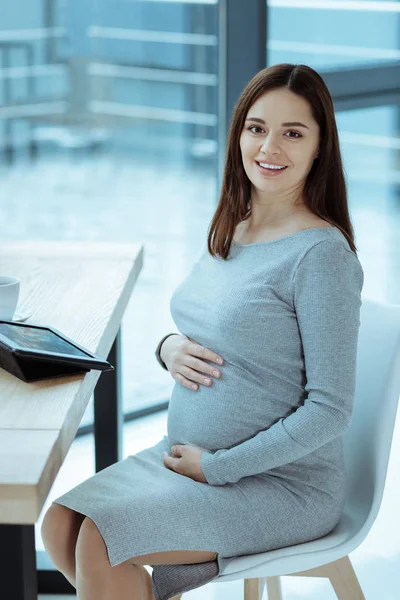 彼女の赤ん坊の腹に触れる魅力的な妊娠 — ストック写真