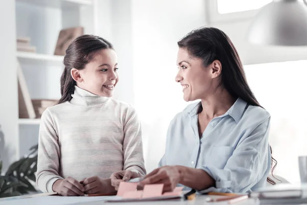 Mujer encantada positiva teniendo una conversación agradable — Foto de Stock