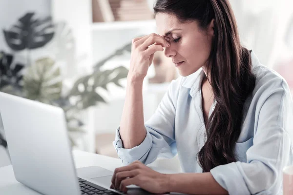 Tankeväckande brunett kvinna försöker koncentrera — Stockfoto