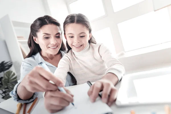 Vrolijke vrouw speelt met haar dochter — Stockfoto