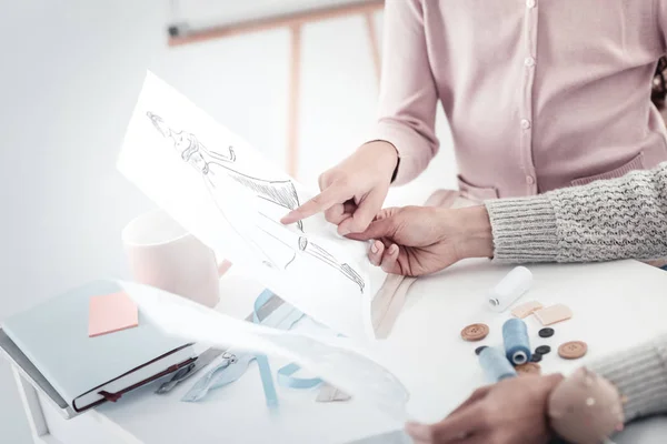 Primer plano de las manos femeninas que apuntan a la imagen — Foto de Stock