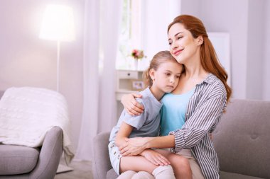 Onun anneler kucağa oturan ponponsuz genç kız