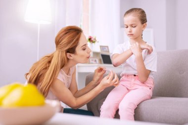 Güzel genç kadın yara üfleme