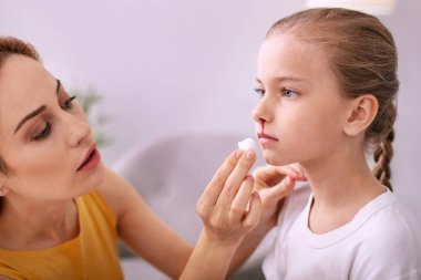 Güzel genç kadın onun kızı yüz arıyor