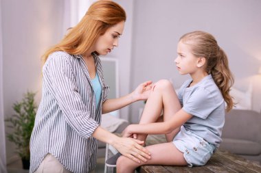 Güzel endişeli anne kızları dizi arıyorsunuz