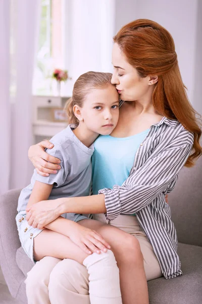 Triste menina sem alegria olhando para você — Fotografia de Stock