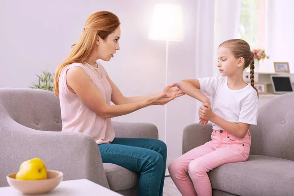 Geschokt jonge vrouw kijken naar de blauwe plek — Stockfoto