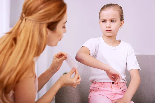 不幸な鬱陶しい女の子彼女の手を与える — ストック写真