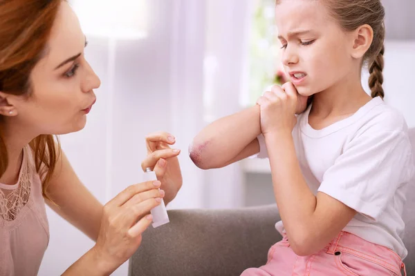 Agradable mujer mirando a sus hijas moretones — Foto de Stock