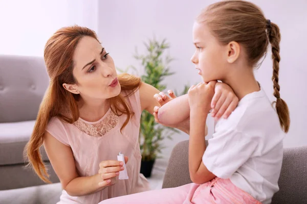 Cura giovane donna cercando di alleviare il dolore — Foto Stock