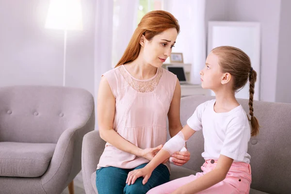 Mooie zorgzame vrouw zetten een pleister — Stockfoto