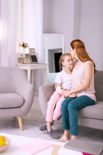 Vrolijke positieve meisje glimlachend — Stockfoto