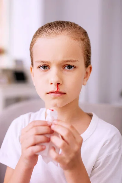 Triste menina agradável segurando um tecido de papel — Fotografia de Stock