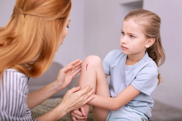 Freudloses düsteres Mädchen zeigt ihren Kratzer — Stockfoto