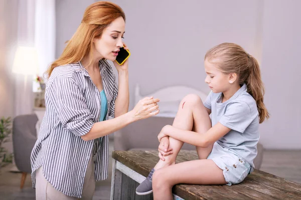 Triste mulher preocupada pedindo conselhos — Fotografia de Stock