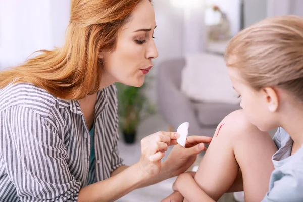 Bella donna di bell'aspetto che aiuta il suo bambino — Foto Stock