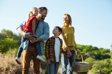 Bizim çocuklar. Neşeli esmer adam kızı ailesi ile vakit süre tutan