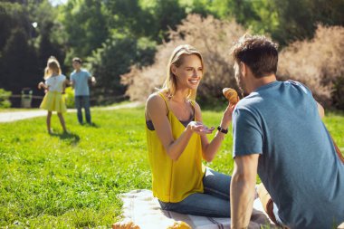 Genç aile açık havada rahatlatıcı ilham