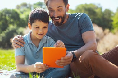 Baba ile oğlu vakit gülümseyen