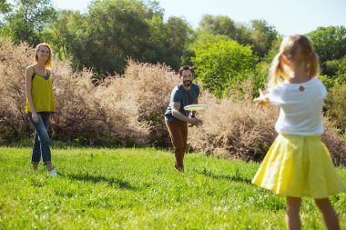 Sevgi dolu aileler kızlarını ile oynarken