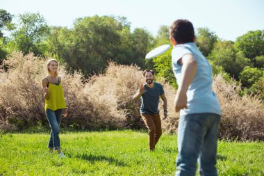 Sevgi dolu anne oğulları ile oynamak