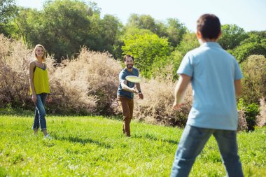 Uyarı anne oğulları ile oynamak