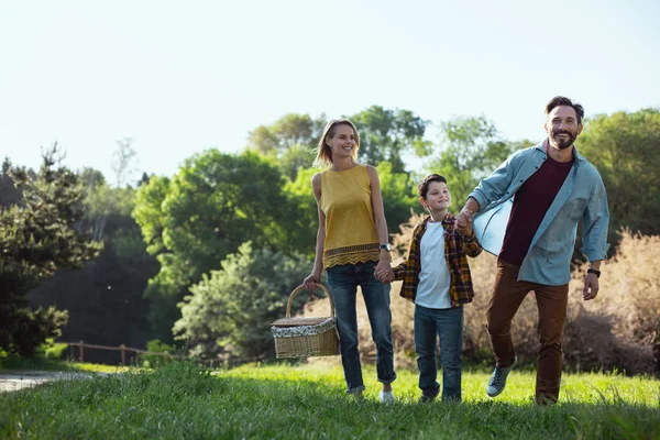 公園で散歩を持っているコンテンツの家族 — ストック写真