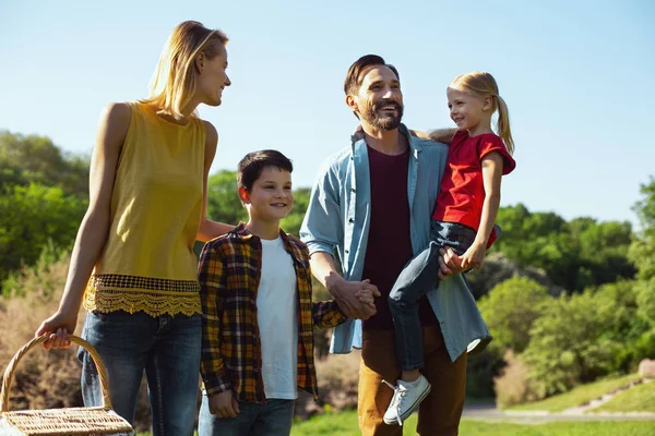 Família alegre ter um passeio no parque — Fotografia de Stock