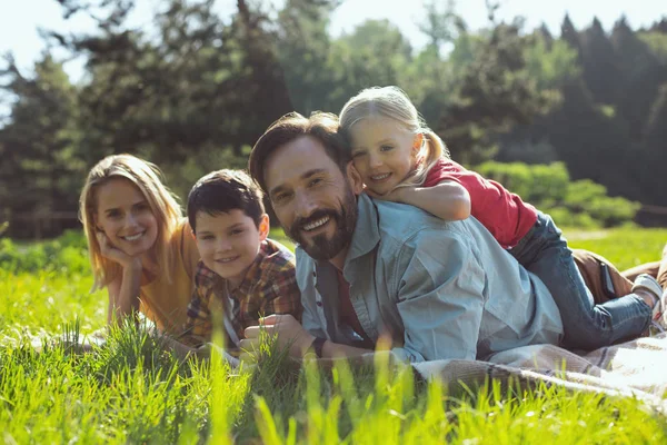 Família agradável relaxando juntos ao ar livre — Fotografia de Stock