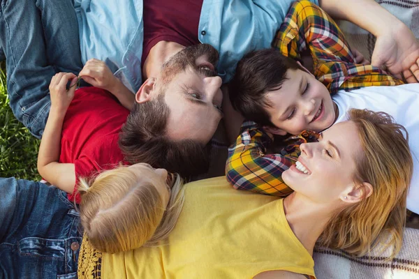 Glad familj avkopplande tillsammans i fria — Stockfoto