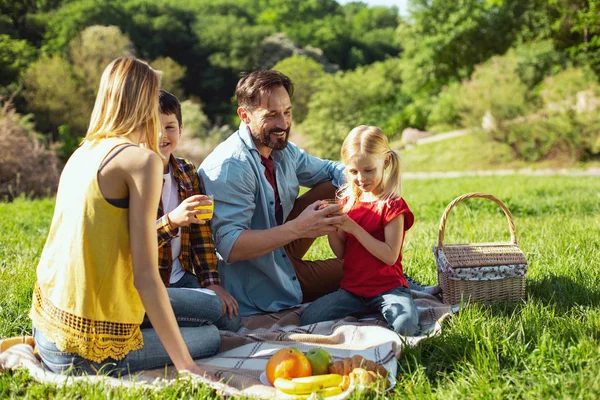 Pais inspirados fazendo piquenique com seus filhos — Fotografia de Stock