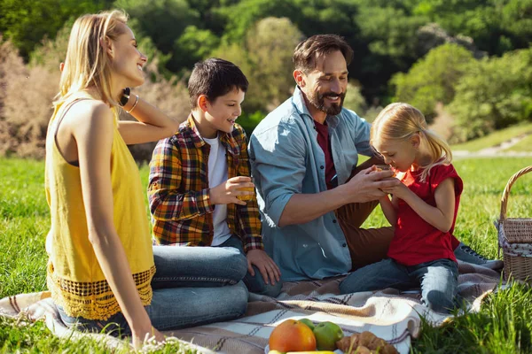 Uyarı ebeveynlerin çocukları ile piknik — Stok fotoğraf