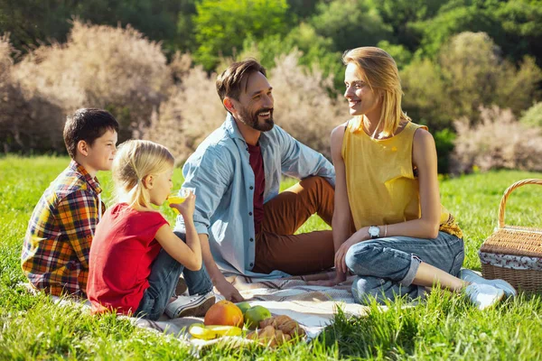 Люблячі батьки мають пікнік зі своїми дітьми — стокове фото