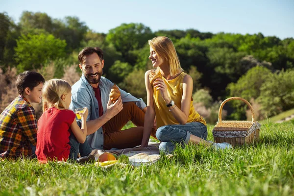 Părinți bucuroși care fac picnic cu copiii lor — Fotografie, imagine de stoc