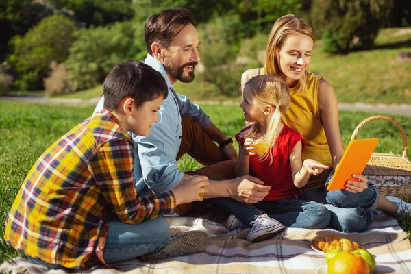 Família feliz relaxando ao ar livre — Fotografia de Stock