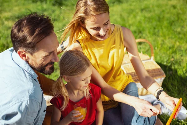 Família inspirada relaxando ao ar livre — Fotografia de Stock