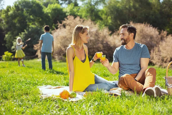 Genitori felici rilassarsi all'aria aperta — Foto Stock