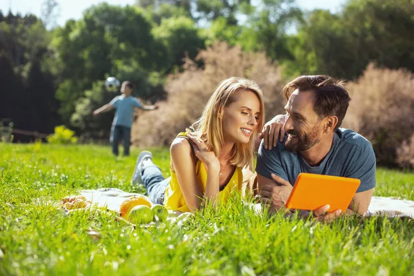 Amantes padres relajándose al aire libre —  Fotos de Stock