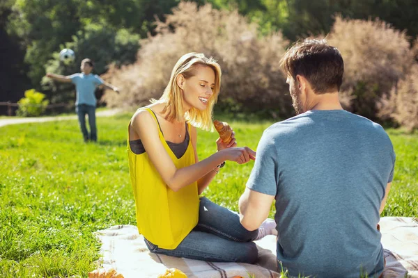 Feliz familia joven relajante al aire libre — Foto de Stock