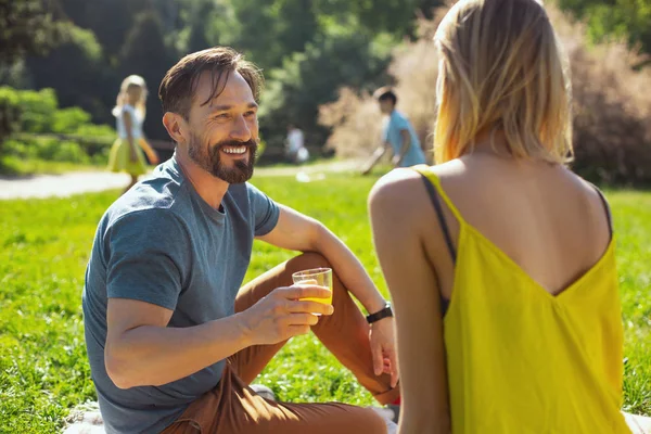 Buen Tiempo Guapo Inspirado Hombre Hablando Con Esposa Mientras Sus — Foto de Stock