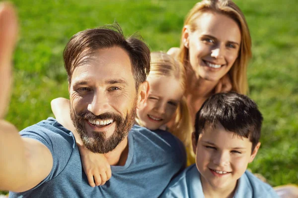 Vater macht Selfies mit seiner Familie — Stockfoto