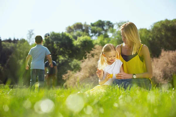 Padres cariñosos jugando con sus hijos al aire libre — Foto de Stock