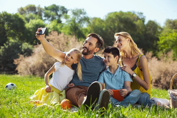 彼の家族と一緒に selfies を取って幸せな父 — ストック写真