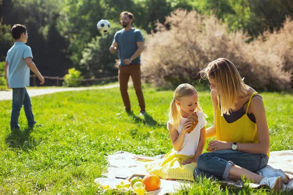 Parents dévoués jouant avec leurs enfants à l'extérieur — Photo