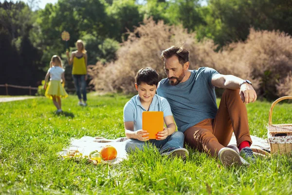 Padres felices entreteniendo a sus hijos — Foto de Stock